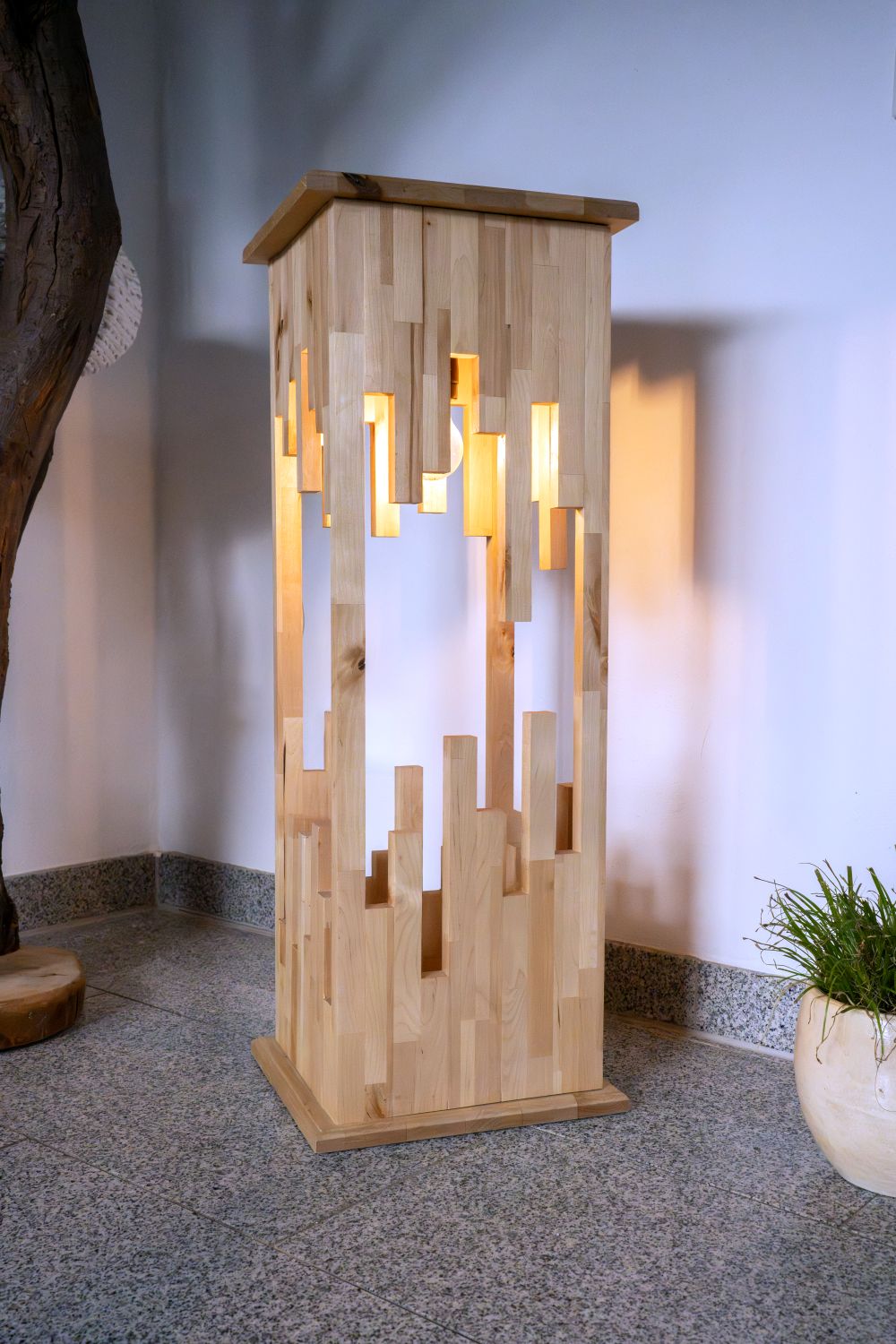 Bild 1: „Holzlampe Stalaktit aus Buche – Handgefertigte Stehlampe | Seemannswerk"