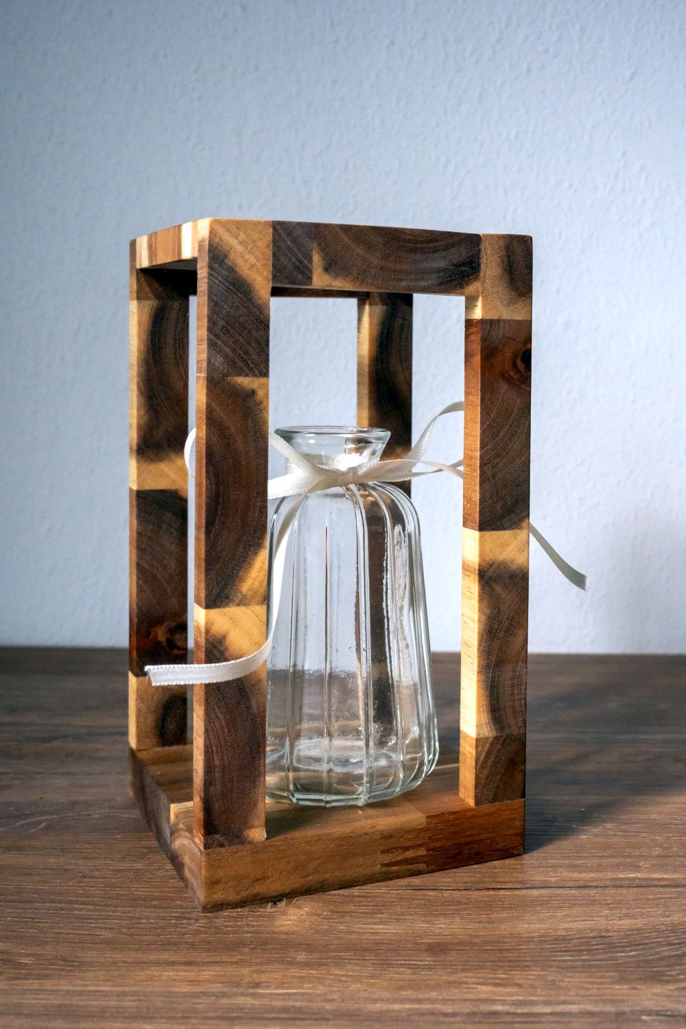 „Akazienholz Vase mit Glasvase – Unikat aus Hamm | Seemannswerk"