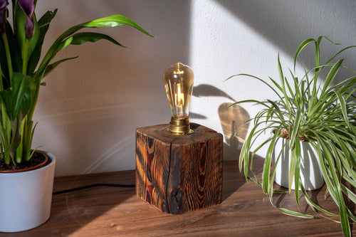 „Upcycling Holzlampe Balken mit Messing Fassung – Detailansicht | Seemannswerk"
Bild 3: „Rustikale Altholz T