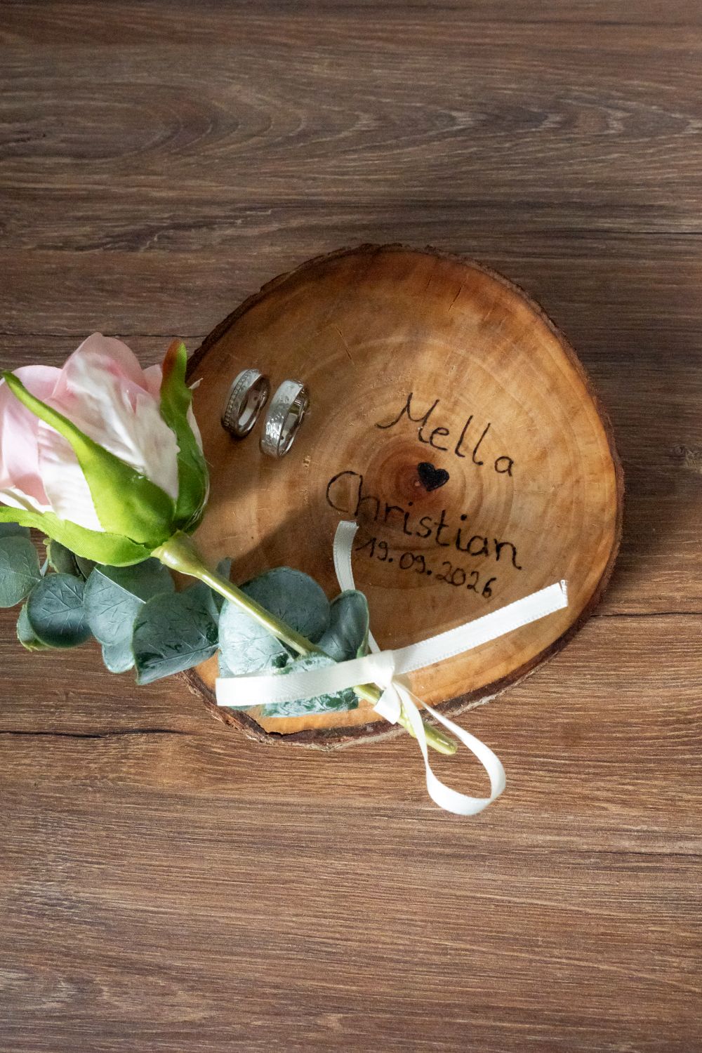 „Ringkissen aus Baumscheibe mit Brandmalerei – Hochzeit Unikat | Seemannswerk"