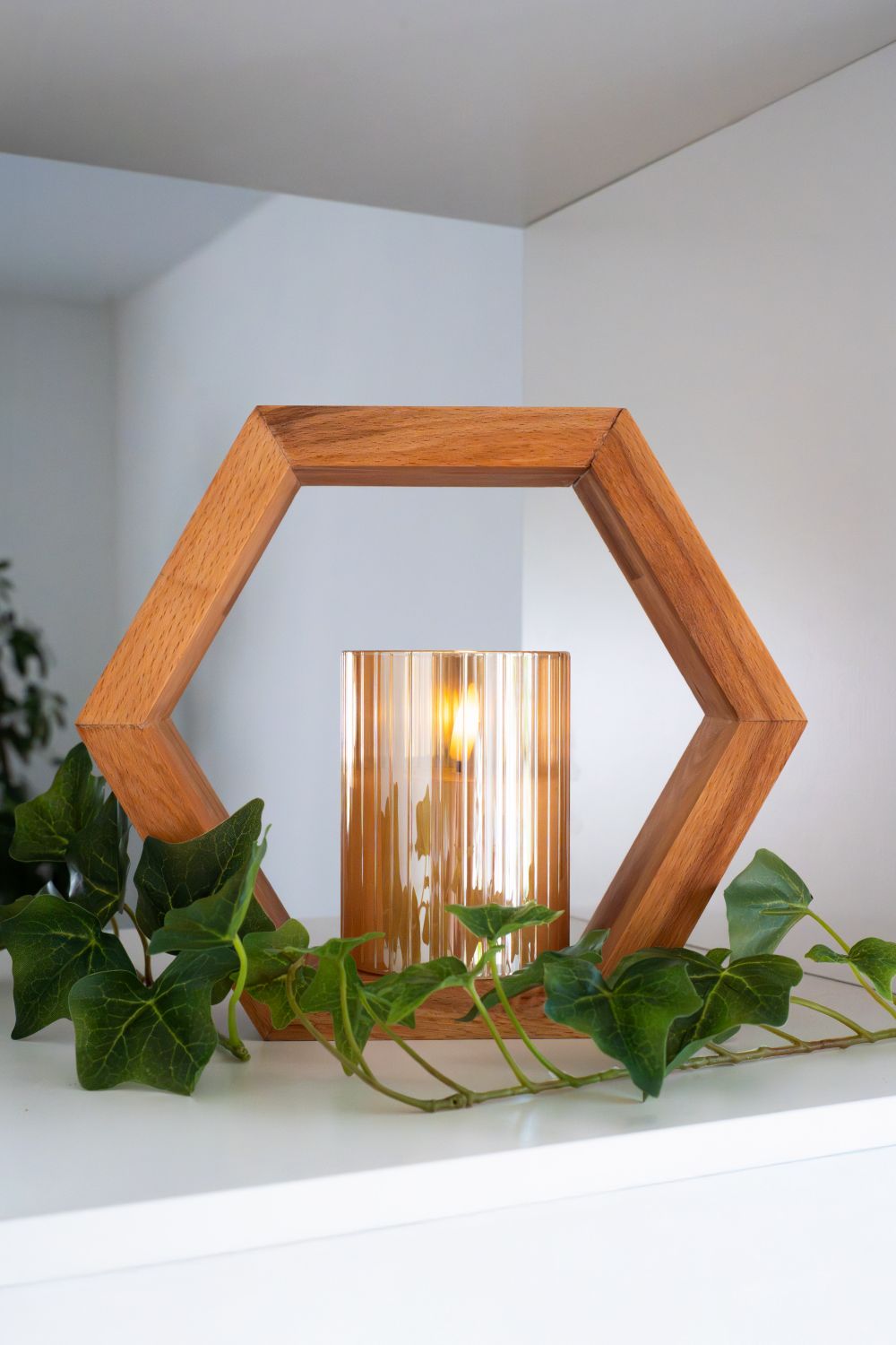„Hexagon Holz Dekolicht mit LED-Kerze – Detailansicht | Seemannswerk"