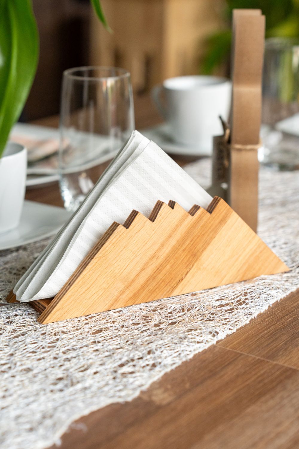 „Holz Serviettenhalter Bergmotiv – Detailansicht | Seemannswerk"