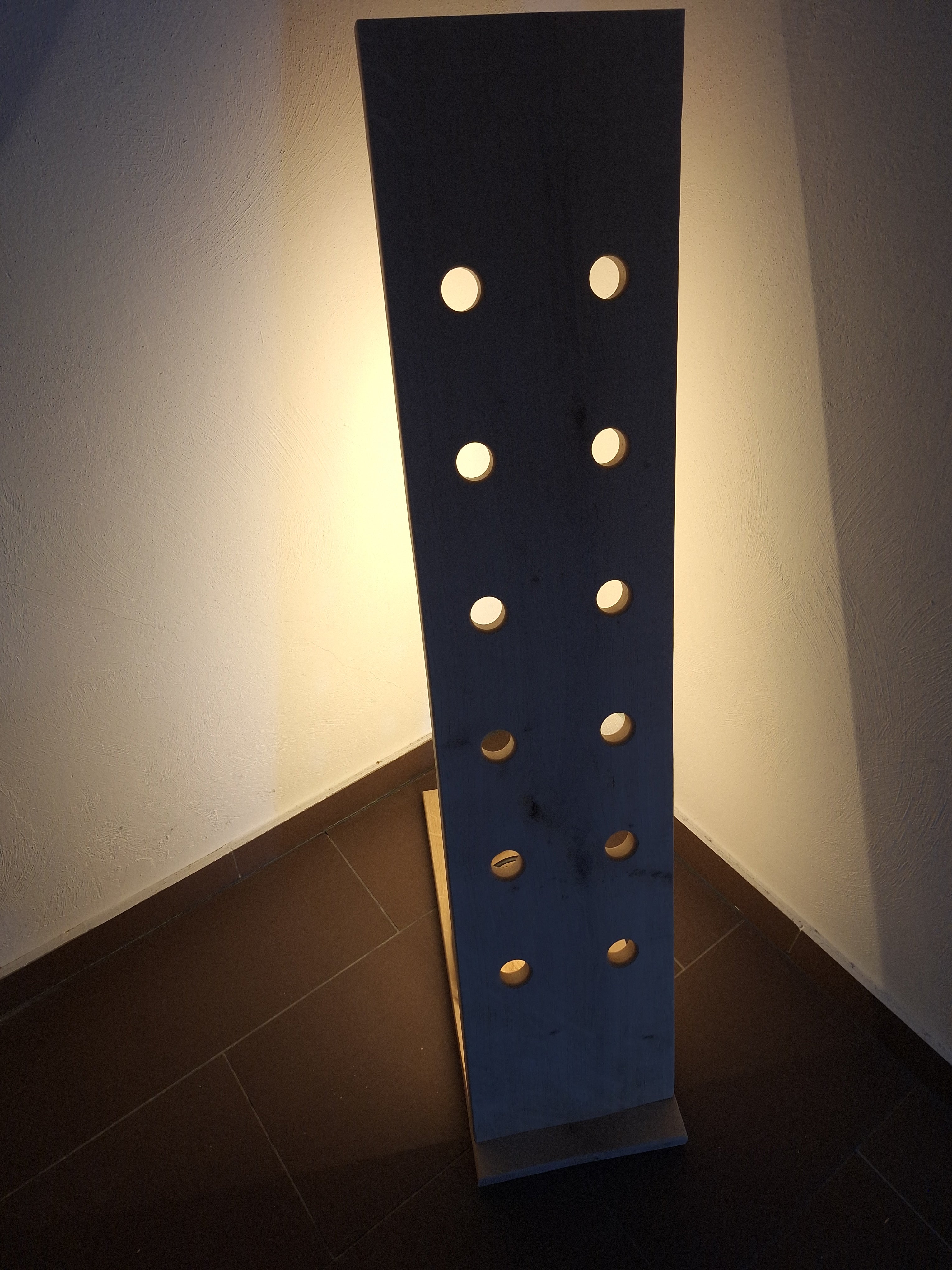 Weinständer Eiche mit LED – Handgefertigt
